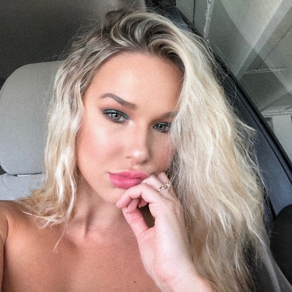 Meet your posher, Kayla. - Picture 2 of 3